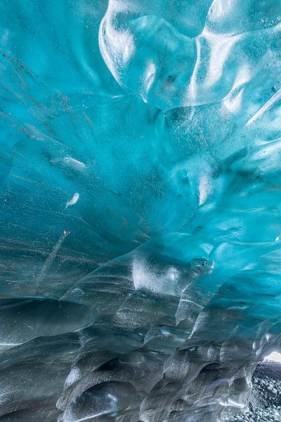 belle paroi de glace bleue dans une grotte de glace du glacier Vatnajökull en Islande par gaps photography