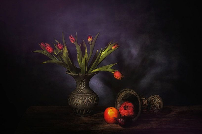 Also niederländisch . Stilleben mit Tulpen und Früchten. von Saskia Dingemans Awarded Photographer