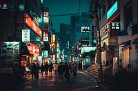 Rue commerçante à Gangnam pendant la soirée à Séoul