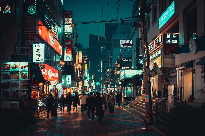 Einkaufsstraße in Gangnam während des Abends in Seoul von Mickéle Godderis