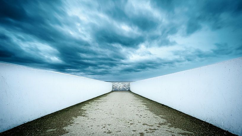 Architektur entlang des Boulevards mit Gewitterwolken und endlosen Ausblicken von Fotografiecor .nl