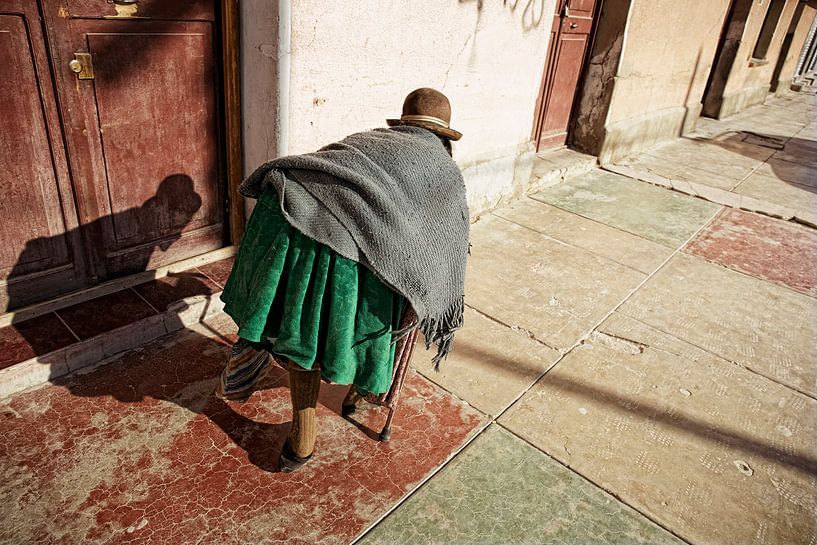 sehr alte indische Frau, die auf dem Bürgersteig in der Stadt Uyuni läuft. von Tjeerd Kruse