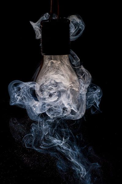 Glühbirne und Rauch von Luc V.be