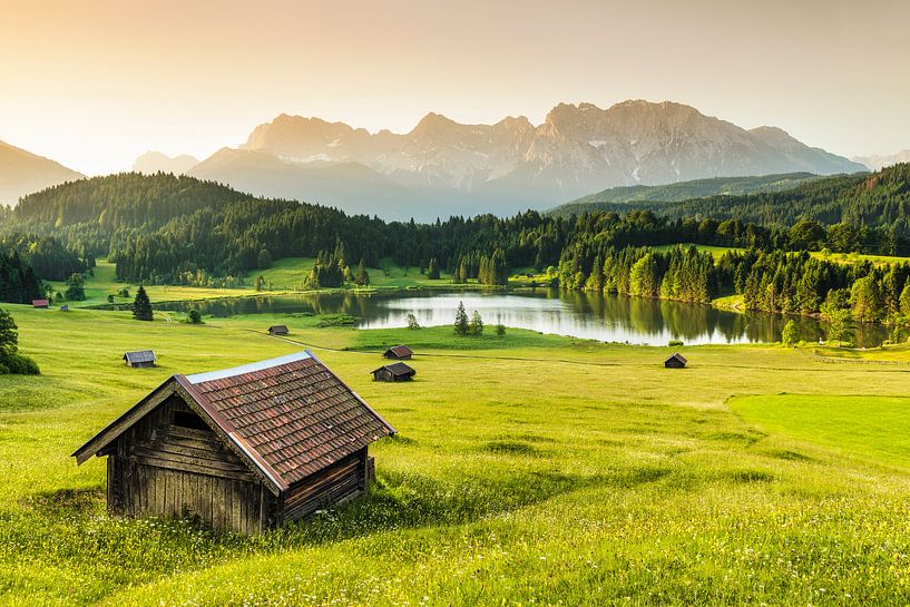 Heustadel am Geroldsee bei Sonnenaufgang, Bayern, Deutschland von Markus Lange
