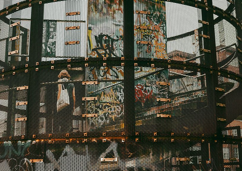 Metallgitter &amp; Graffiti – Urbane Treppe mit Texturen von Toaster Studio – Kreative Fotografie