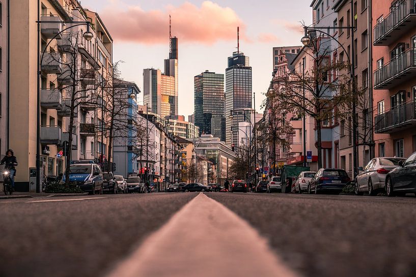 Straße zur Frankfurter Skyline, Urban Stadtbild mit Hochhäuser am abend zum sonnenuntergang von Fotos by Jan Wehnert