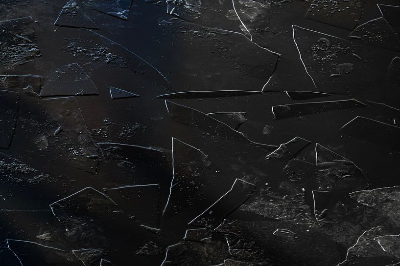 Gebroken IJs – Abstracte Structuur op een Bevroren Meer van Atelier Nadine