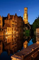 Le Rozenhoedkaai avec la lune juste après le coucher du soleil, Bruges, Belgique.
