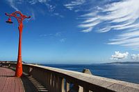 Boulevard met oranje lantaarn en zeezicht in La Coruna, Spanje