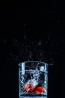 2 milde Tomaten in einem Glas Wasser