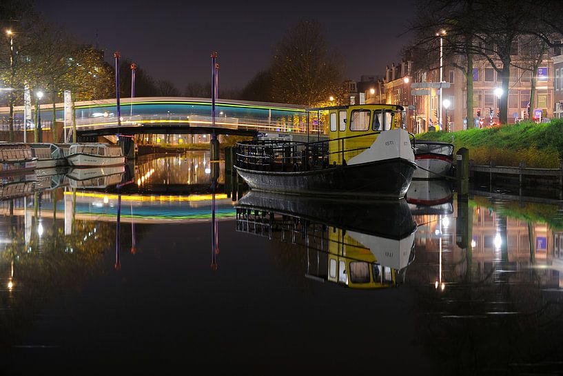 Fähre ISTI im Weerdsingel in Utrecht mit einem Bus, der die Monica-Brücke überquert von Donker Utrecht