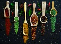 Heiteres, farbenfrohes Stillleben mit Kreiden und Gewürzen.