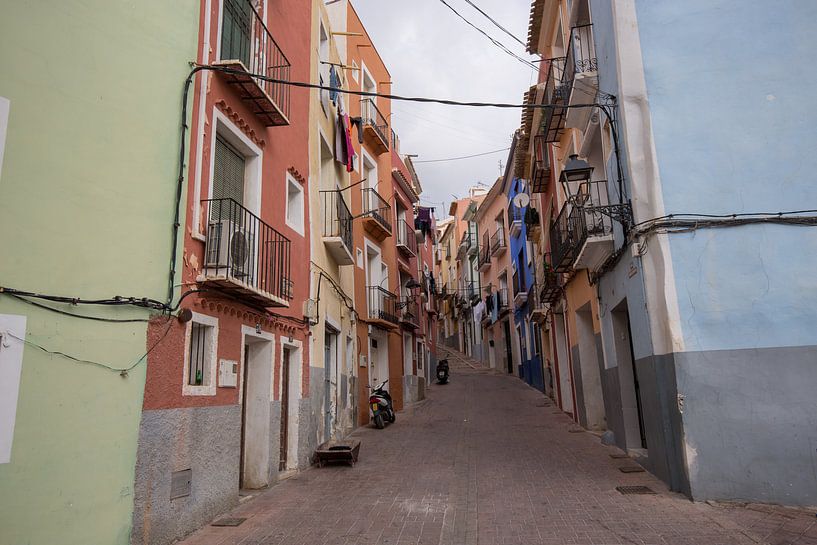 Rue dans le village de Joiosa, Alicante, Espagne par Joost Adriaanse