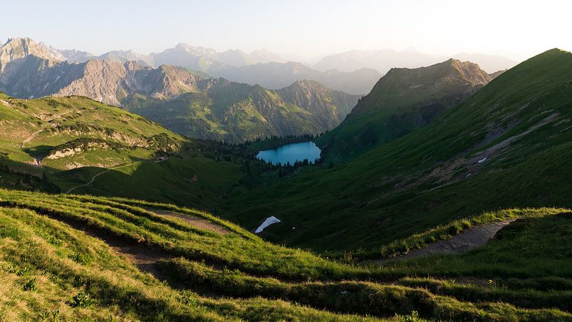 Der Seealpsee in den bayerischen Alpen bei Sonnenuntergang von Joris Machholz