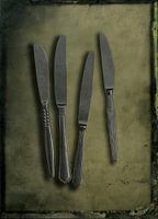 Stilleben mit Messern auf Zinnhintergrund