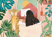 Frau beim Baden im rosa tropischen Badezimmer