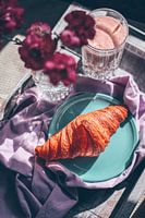 Croissant mit Smoothie-Frühstück
