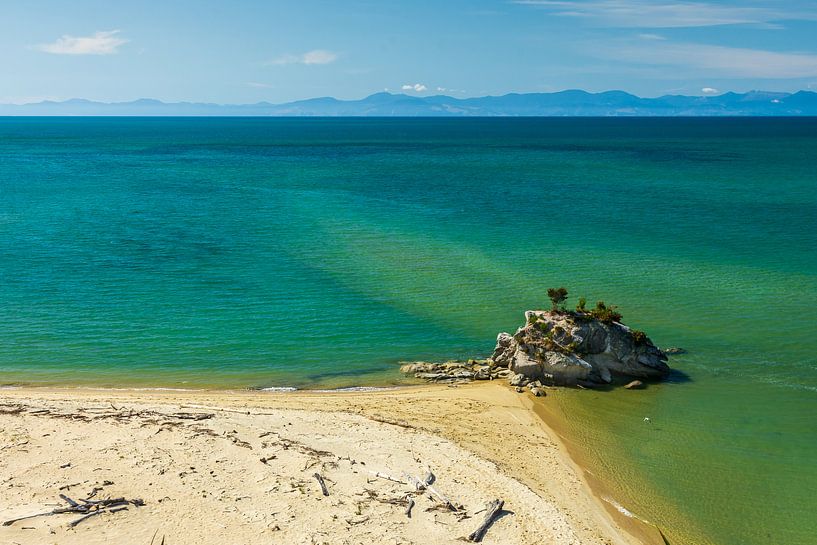 Tropical beach with the sea at Abel Tasman, New Zealand by Paul van Putten