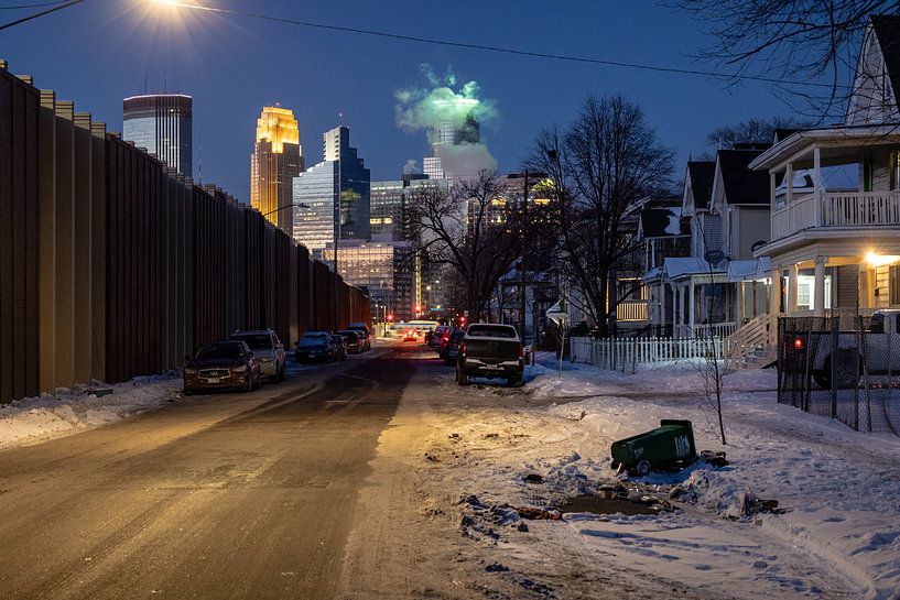 Das abendliche Straßenbild von Minneapolis im Winter und die vom Stadtzentrum aus beleuchteten Türme von Eric van Nieuwland