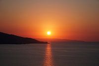 Friedlicher Sonnenuntergang über den Bergen