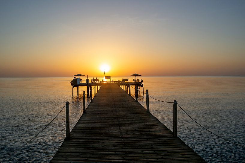 Langer Bootssteg bei Sonnenaufgang am Roten Meer in Ägypten von Animaflora PicsStock