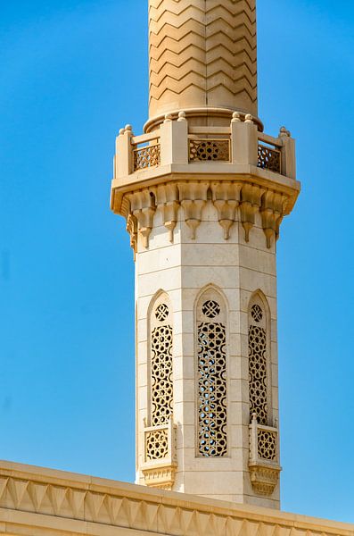 Details van een minaret van een moskee in Dubai VAE van Dieter Walther