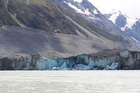 Leuchtend blauer Gletscher in Neuseeland