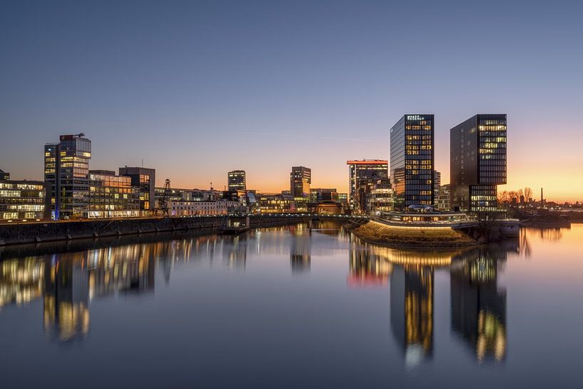 Düsseldorf bei Nacht von Rolf Schnepp