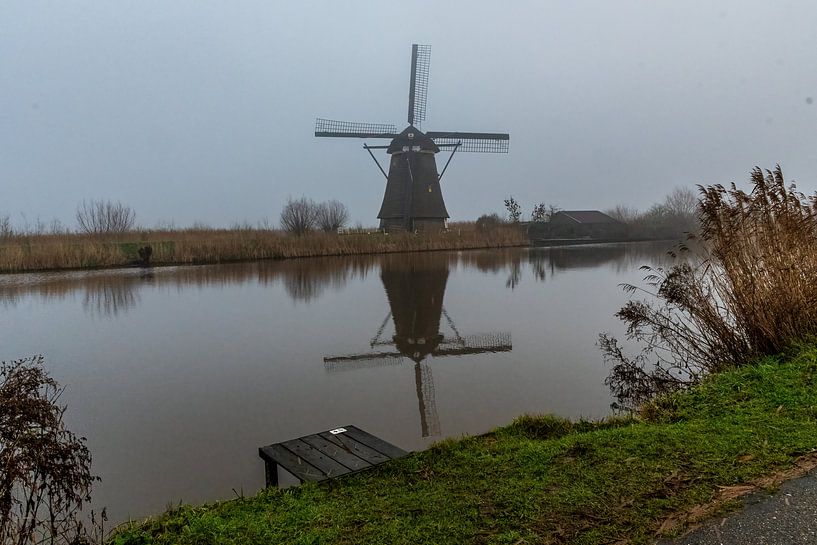Le moulin de Kinderdijk dans le brouillard par Merijn Loch