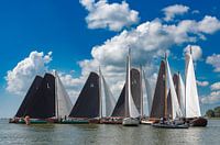 Dringen om de boei rond te gaan bij het Skûtsjesilen