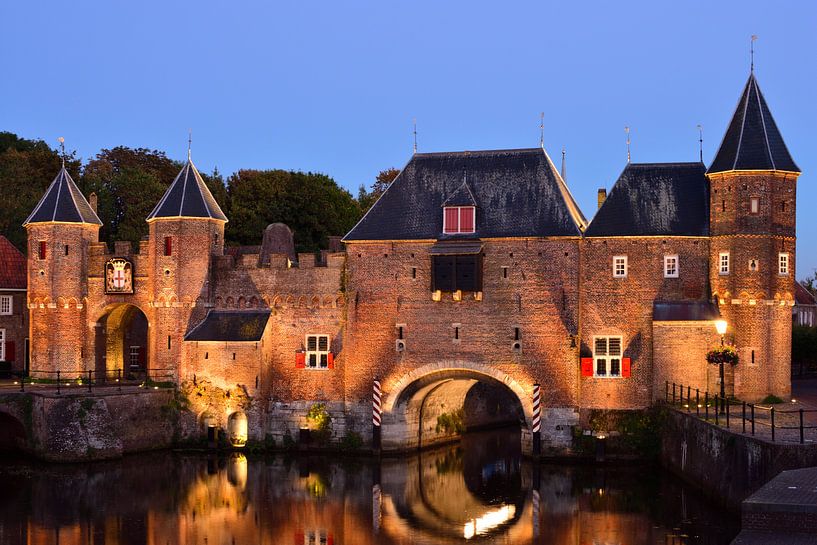 Koppelpoort à Amersfoort au début de l'heure bleue. par Gerard de Zwaan