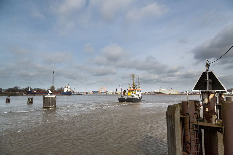 Im Industriehafen by Rolf Pötsch