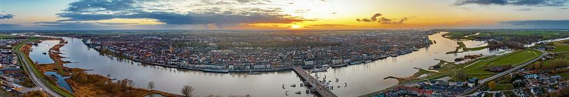 Panorama de Kampen : coucher de soleil sur la rivière IJssel en hiver par Sjoerd van der Wal Photographie
