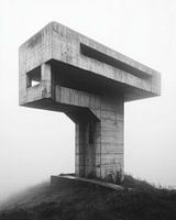 Monolithe dans la brume