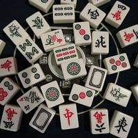 Mahjongstenen op automatische tafel