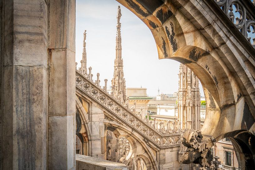 Von den Höhen des Doms: Ein Blick auf die gotische Pracht Mailands von Bart Ros