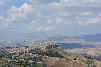 Village italien sur une colline en Sicile