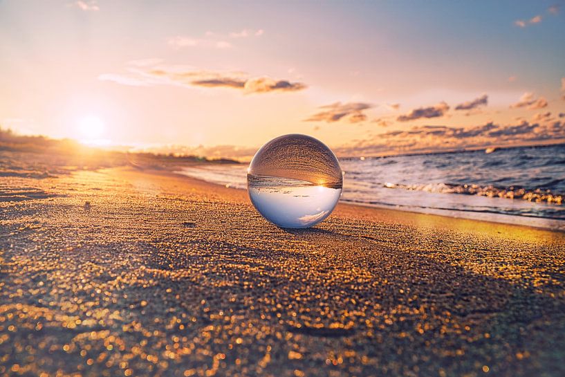 Glaskugel am Strand von Zingst, bei Sonnenuntergang. Die Sonne und die Ostsee spiegeln sich in der K von Martin Köbsch
