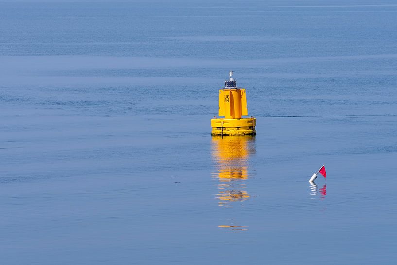 Leuchtfeuer im Wasser von Alice Berkien-van Mil