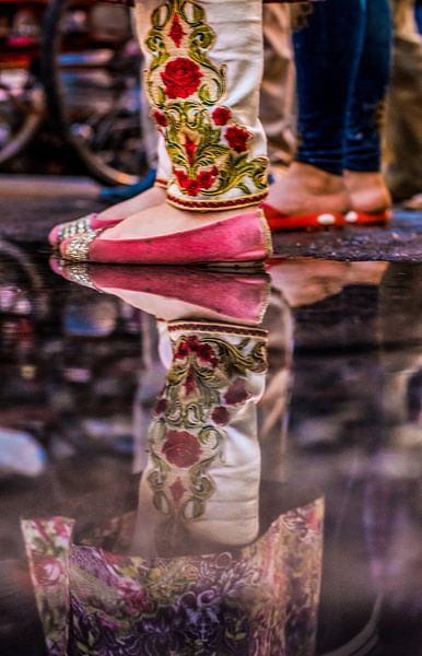 Reflexion der bunten Kurta in einem Teich von Leonie Broekstra