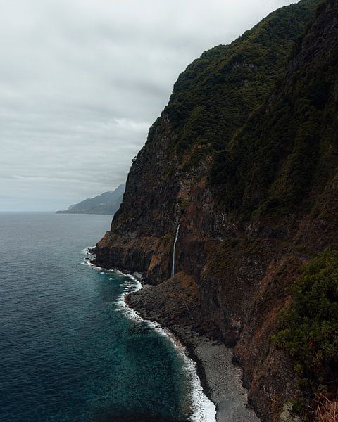 Chute d'eau dans l'océan - Seixal, Madère (Portugal) par Ian Schepers