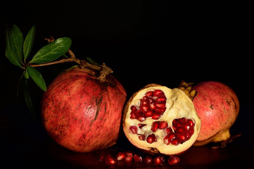Granatäpfel vor dunklem Hintergrund von Ulrike Leone