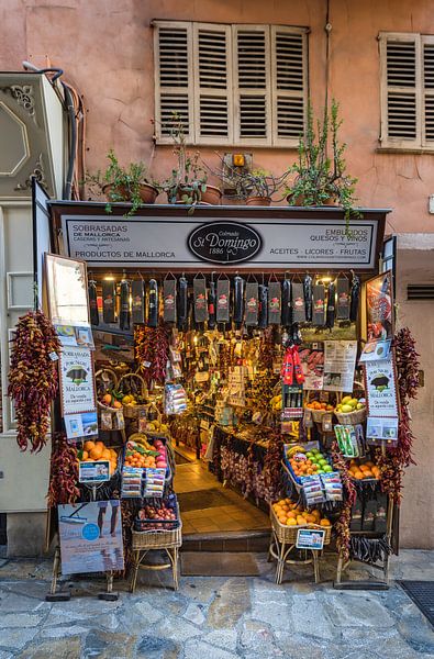 Magasin traditionnel de souvenirs gastronomiques dans le centre historique de Palma de Majorque. par Alex Winter