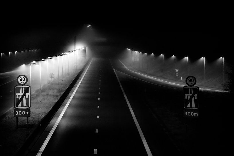 Autobahn bei Nacht und im Nebel von Lieven Tomme