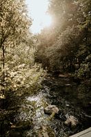 Sonnenlicht auf einem Fluss in Bulgarien