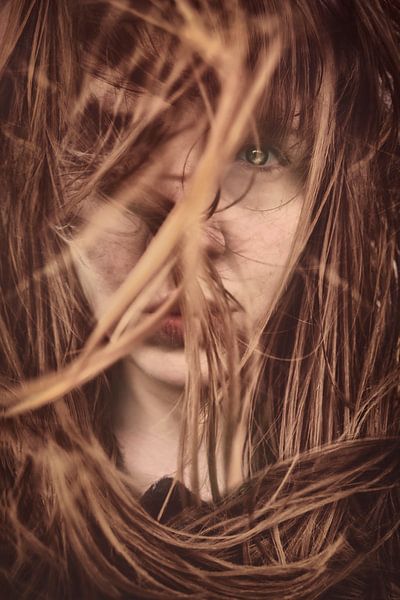 Portrait dynamique d'une jeune femme dans un vent tourbillonnant - Un art unique avec force et détermination par Elianne van Turennout
