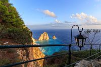 Uitzicht op zee met een rotsformatie op het eiland Zakynthos in Griekenland