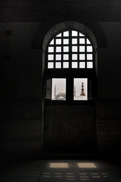 Zicht op de Blauwe Moskee vanuit de Aya Sophia in Istanbul par Gonnie van de Schans