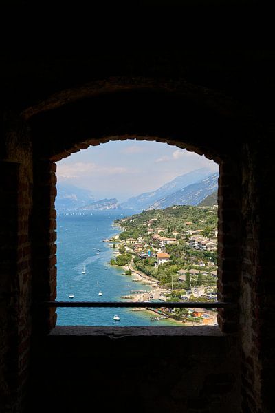 Vue à travers une fenêtre sur le lac de Garde près de Malcesine par Heiko Kueverling