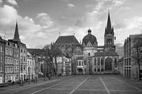 Der Aachener Dom in stilvollem Schwarzweiß